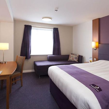 Premier Inn Woking West - A324 Exterior foto