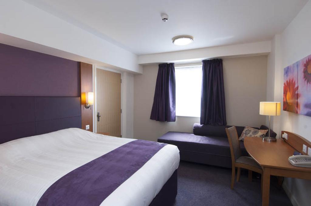 Premier Inn Woking West - A324 Quarto foto