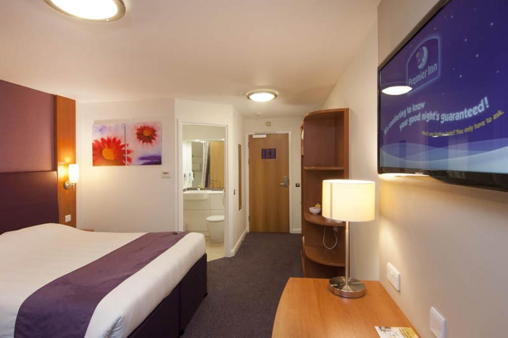 Premier Inn Woking West - A324 Exterior foto