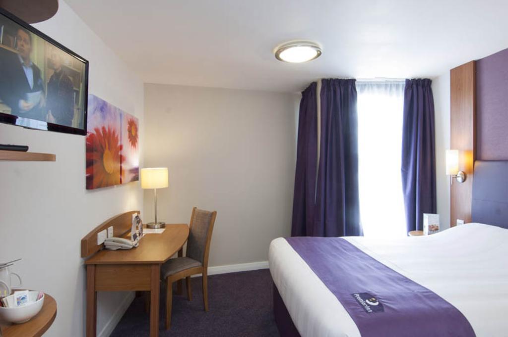 Premier Inn Woking West - A324 Quarto foto
