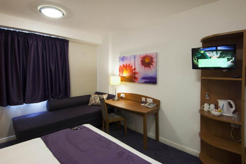 Premier Inn Woking West - A324 Quarto foto