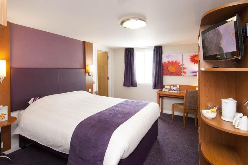 Premier Inn Woking West - A324 Exterior foto