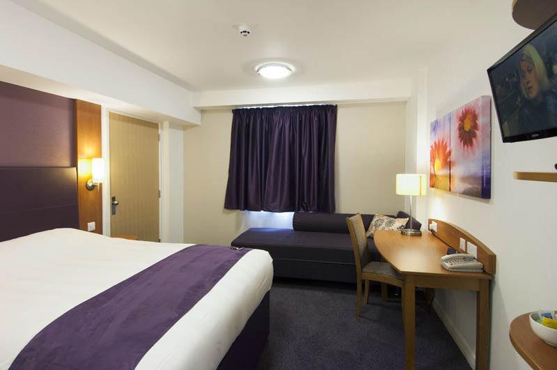 Premier Inn Woking West - A324 Exterior foto